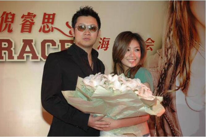 罗中旭耳朵被砍掉了一大半？罗中旭的女友是