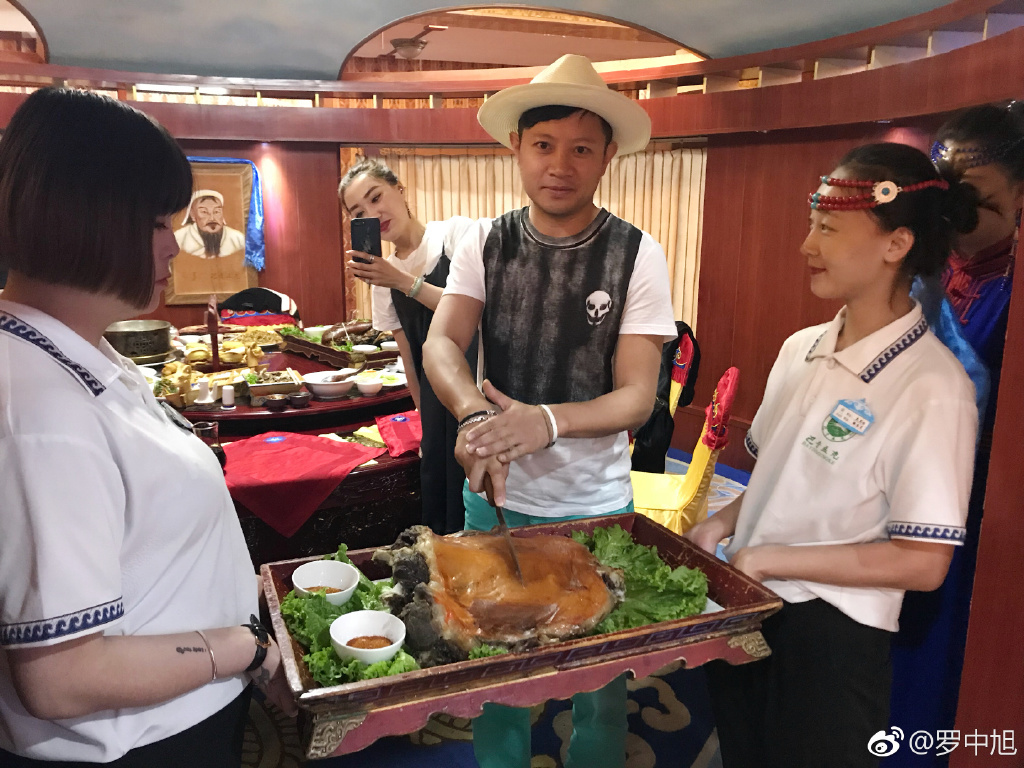 罗中旭耳朵被砍掉了一大半？罗中旭的女友是