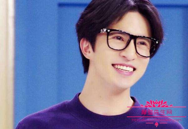 薛之谦KTV抽烟撩妹视频(薛之谦KTV唱歌)