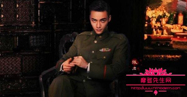 陈伟霆玩制服诱惑的照片