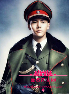 陈伟霆玩制服诱惑的照片