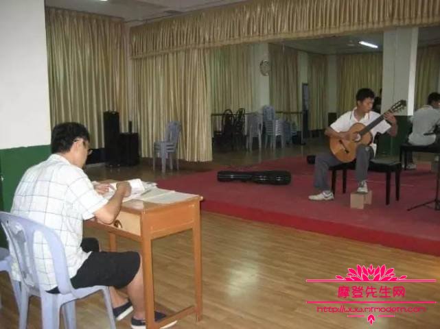 刘嘉卓让高晓松砸琴的视频