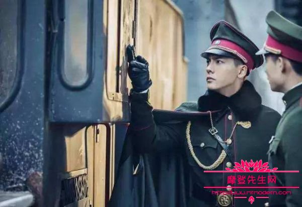 陈伟霆玩制服诱惑的照片