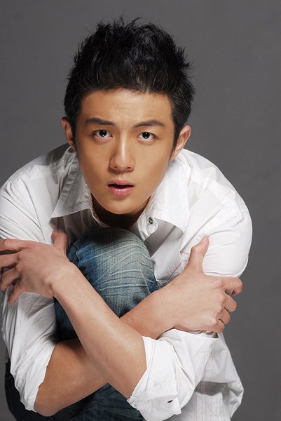 李泽锋是李亚鹏的侄子吗？李泽锋的爸爸是谁