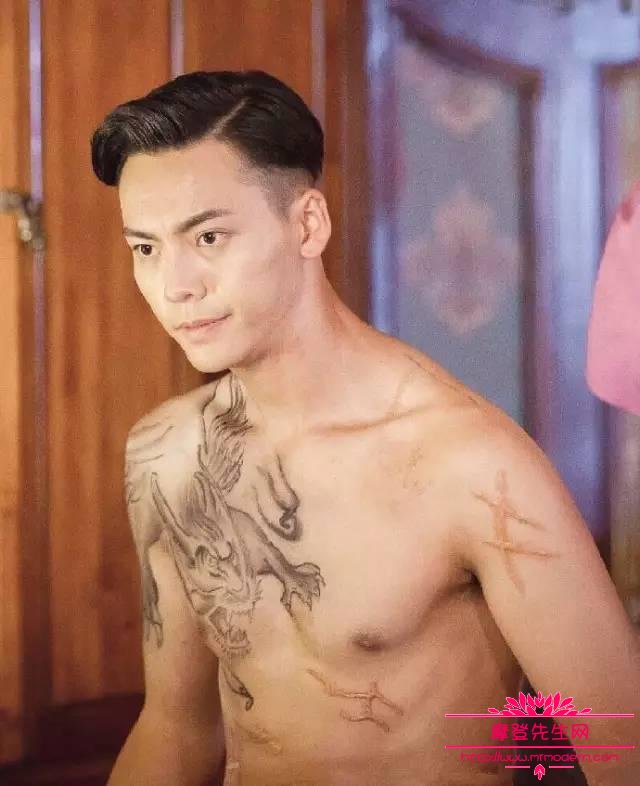 陈伟霆玩制服诱惑的照片