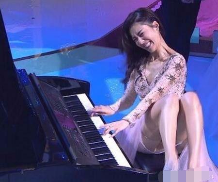 李诗韵为什么改名李施嬅？李施嬅弹琴表情现