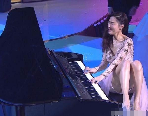 李诗韵为什么改名李施嬅？李施嬅弹琴表情现