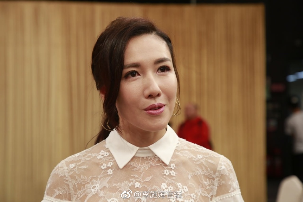 李诗韵为什么改名李施嬅?李施嬅弹琴表情现