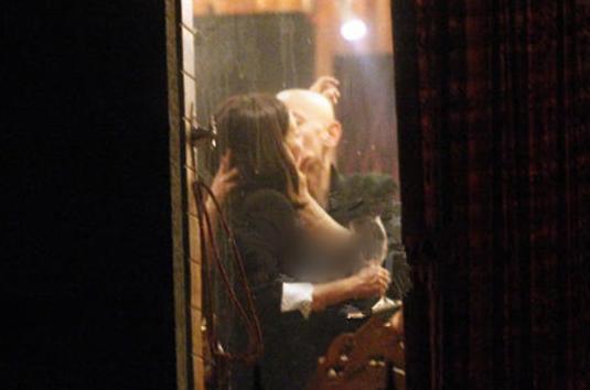 葛优醉吻赵薇图片曝光(赵薇和葛优亲吻图片)