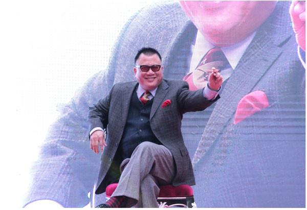 万梓良现在很穷落魄街头照片(万梓良生活照)