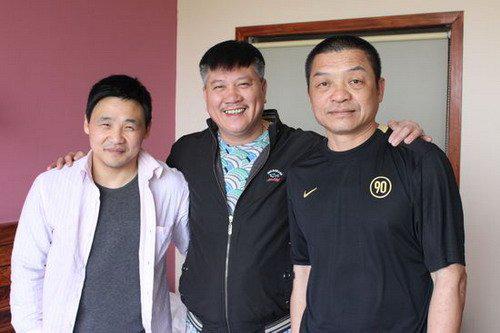 万梓良现在很穷落魄街头照片(万梓良生活照)