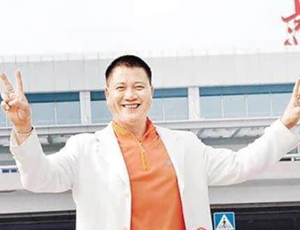 万梓良现在很穷落魄街头照片(万梓良生活照)