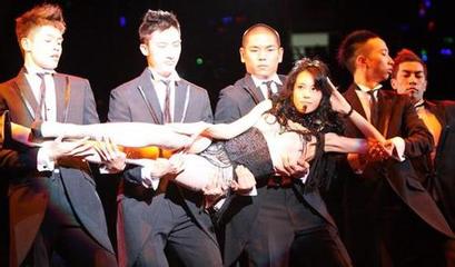 莫文蔚椅子舞露内底图片