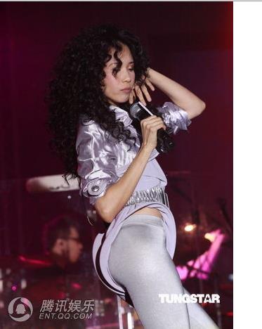 莫文蔚椅子舞露内底图片 莫文蔚椅子舞露内底图片