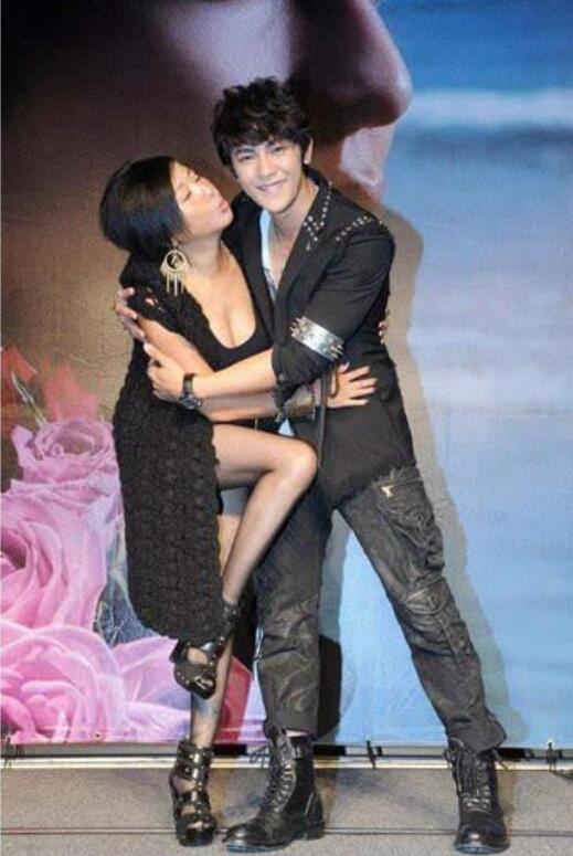 蓝心湄黄小柔闹掰了么(蓝心湄就是现在)