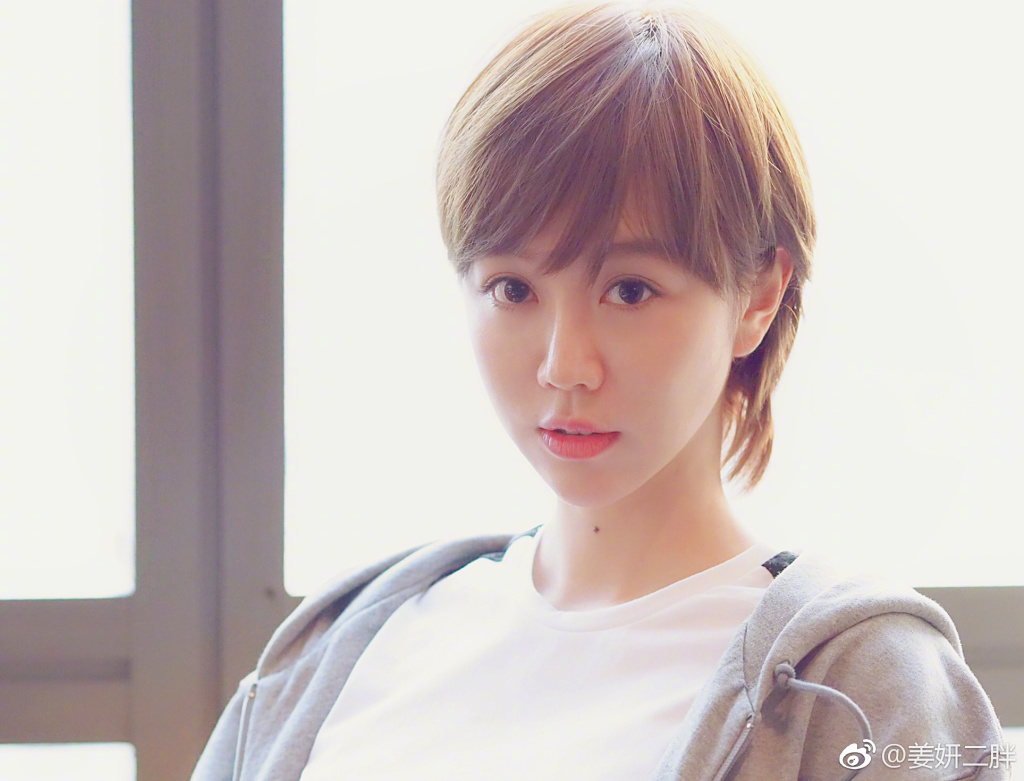 姜妍和李金铭长的一样对比图(李金铭的脸好长)