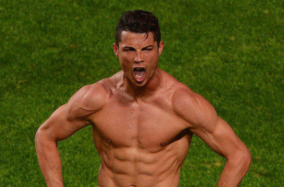 c罗肌肉前后对比图早期也很瘦弱(c罗的肌肉什么水平)