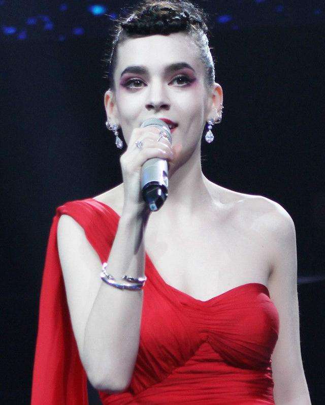 官宣了!鞠红川唐伯虎确定是情侣关系 官宣了!鞠红川唐伯虎确定是情侣关系