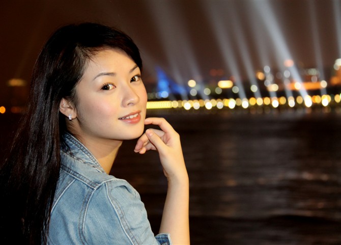 郑钤丹阿香的比基尼照片