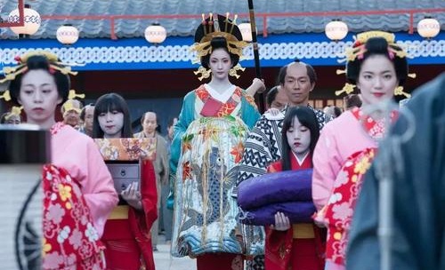 日本花魁走路游街代表什么意思(日本花魁巡街走路是干啥)