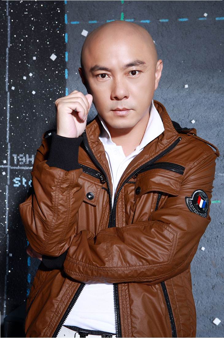 张卫健的光头是剃光的还是掉光的?张卫健为(张卫健是光头吗)