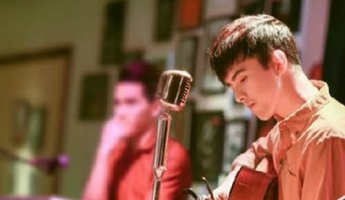 一粒红尘闵朗唱的那首歌叫什么名字?一粒红(一粒红尘明朗唱的歌是什么名字)