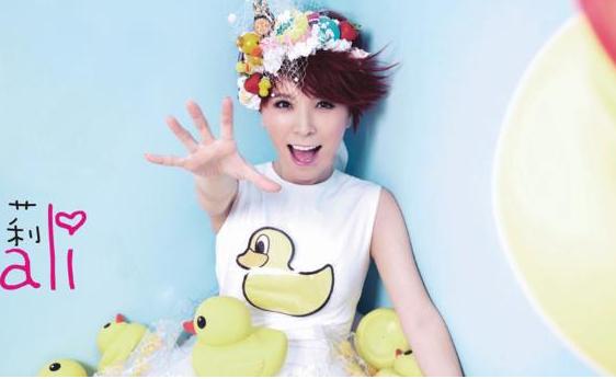 黄雅莉为什么不能唱歌了(黄雅莉曾经原唱) 黄雅莉为什么不能唱歌了(黄雅莉曾经原唱)