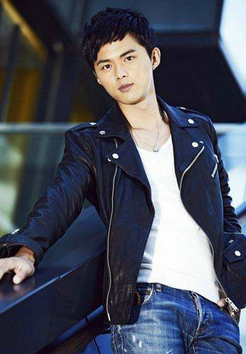 一粒红尘闵朗唱的那首歌叫什么名字?一粒红(一粒红尘明朗唱的歌是什么名字)