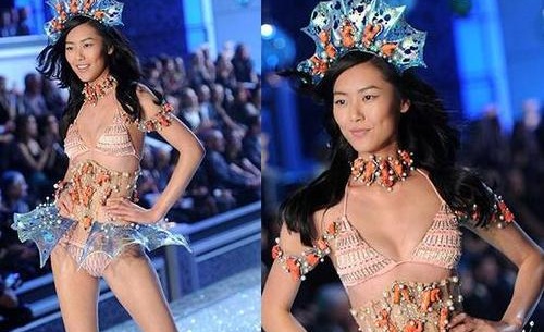 刘雯微博晒照腰细腿长身材引热议(刘雯微博新浪微博照片)