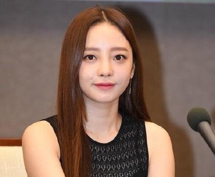 雪莉闺蜜具荷拉疑因网络暴力家中自杀 雪莉闺蜜具荷拉疑因网络暴力家中自杀