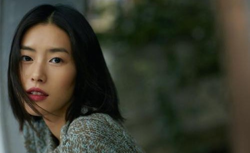 刘雯微博晒照腰细腿长身材引热议(刘雯微博新浪微博照片)