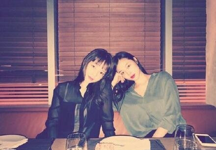 雪莉闺蜜具荷拉疑因网络暴力家中自杀