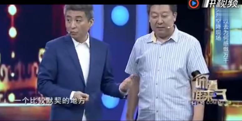 周炜头发怎么白了？周炜是姜昆的徒弟吗