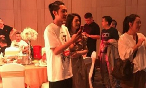 婚变传闻后陈妍希惊艳亮相(陈晓陈妍希婚变传闻)