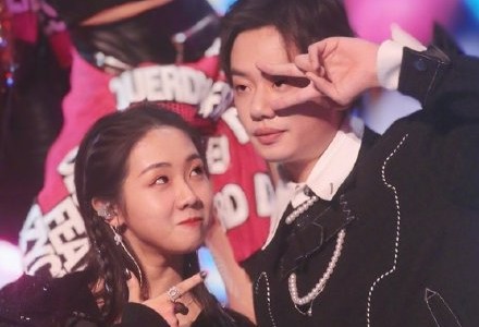 站错CP的黄子韬再回应(黄子韬rap错位)