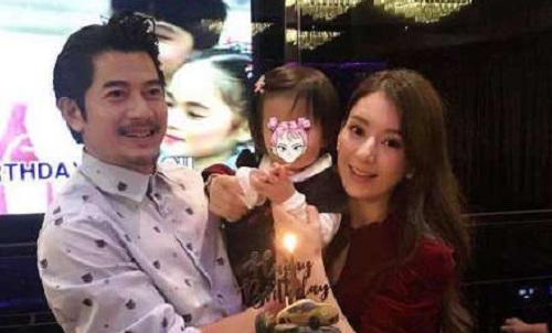 郭富城方媛情侣装出行亲密无间(郭富城送方媛)