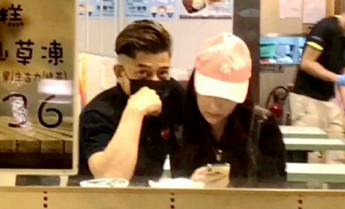 郭富城方媛情侣装出行亲密无间(郭富城送方媛)