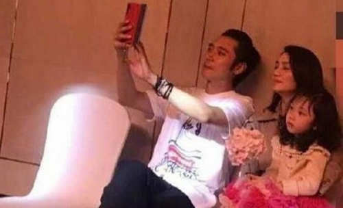 婚变传闻后陈妍希惊艳亮相(陈晓陈妍希婚变传闻)