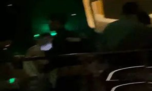 王嘉尔被曝带女网红去夜店蹦迪(王嘉尔夜店咖)