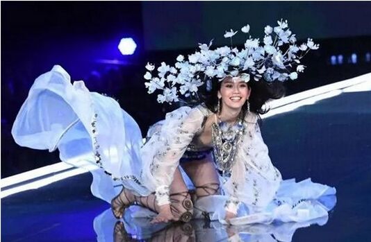 奚梦瑶何超欣同框热搜比美(奚梦瑶近照疑似怀孕)