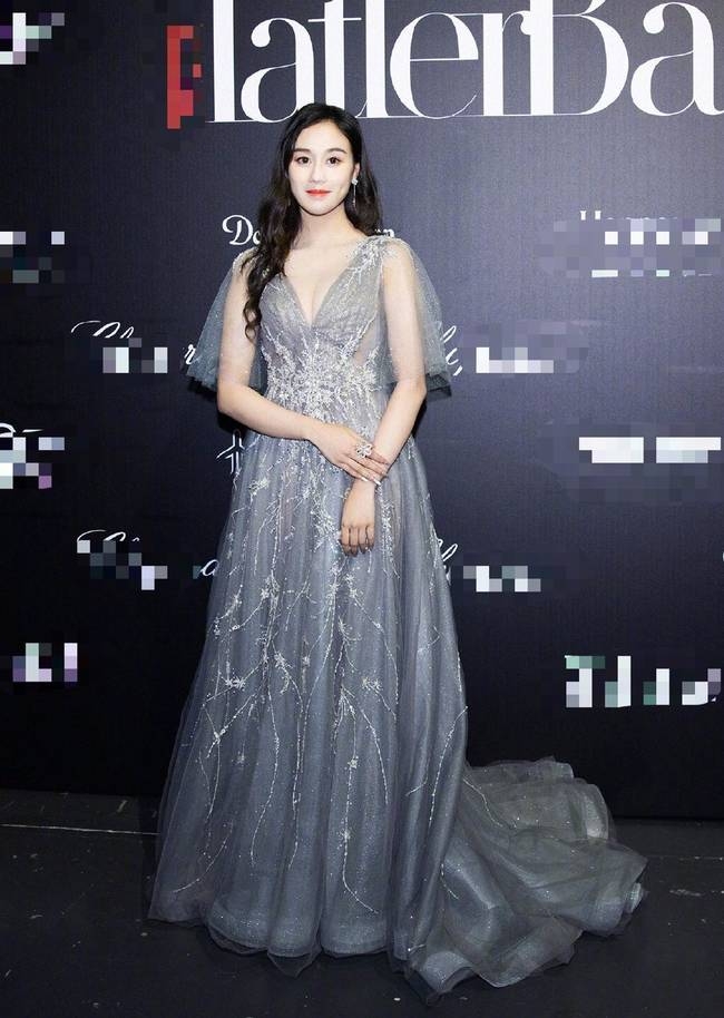 奚梦瑶何超欣同框热搜比美(奚梦瑶近照疑似怀孕)