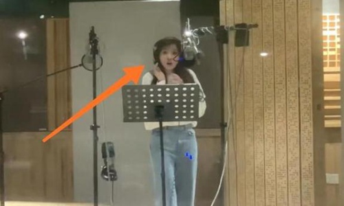 虞书欣录歌时差点被砸到怎么回事(虞书欣哭的视频)