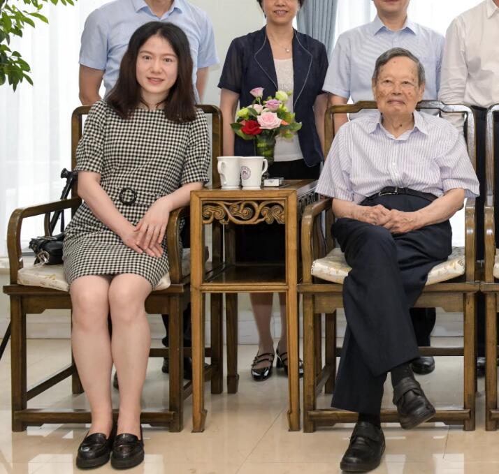 爷孙恋亲吻视频图片(爷孙恋爱情)