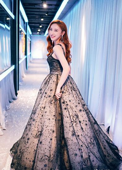 许靖韵为什么叫小背心？许靖韵鼻子好奇怪是