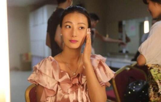 王李丹妮《一路向西》电影胸围傲人