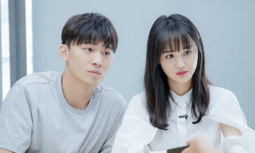 郑爽发布会自扇耳光吓坏众人(郑爽活动现场自扇巴掌) 郑爽发布会自扇耳光吓坏众人(郑爽活动现场自扇巴掌)