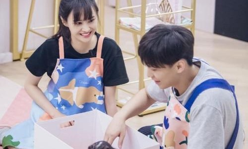 郑爽发布会自扇耳光吓坏众人(郑爽活动现场自扇巴掌) 郑爽发布会自扇耳光吓坏众人(郑爽活动现场自扇巴掌)