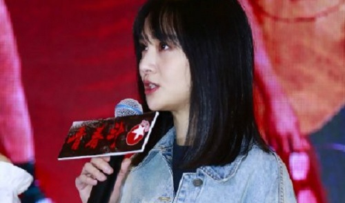 郑爽发布会自扇耳光吓坏众人(郑爽活动现场自扇巴掌)