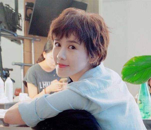 陈赫老婆张子萱晒一家出游迪士尼照片(陈赫 妻子 张子萱近照) 陈赫老婆张子萱晒一家出游迪士尼照片(陈赫 妻子 张子萱近照)