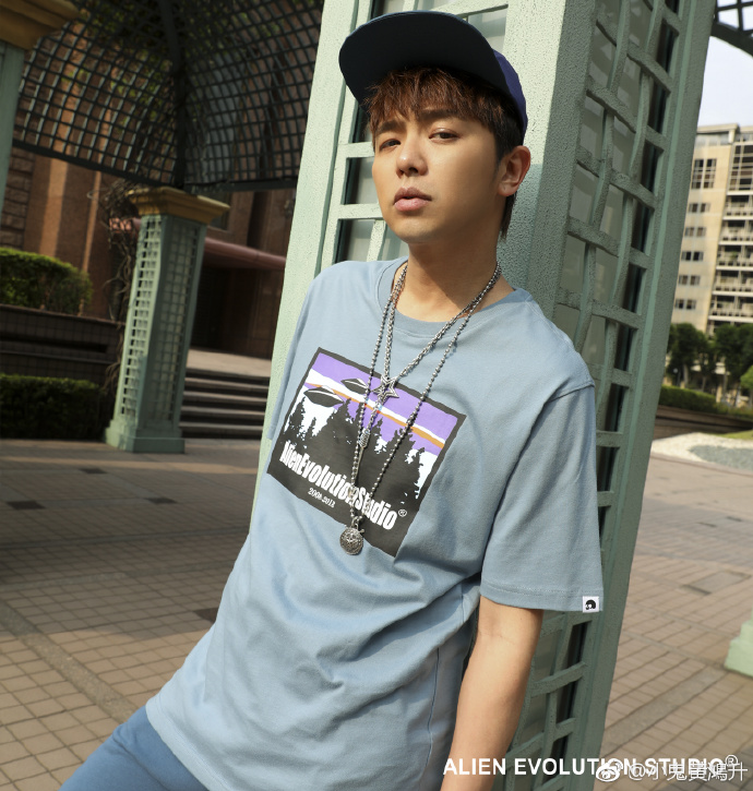 小鬼黄鸿升在台湾红吗?他现在混的怎么样